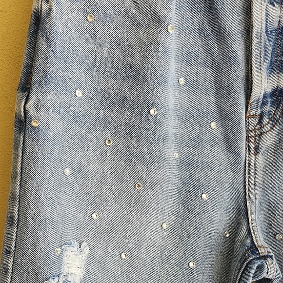 Stylish Light Blue Straight Leg Jeans with Distressed Details - Picture 7 of 13